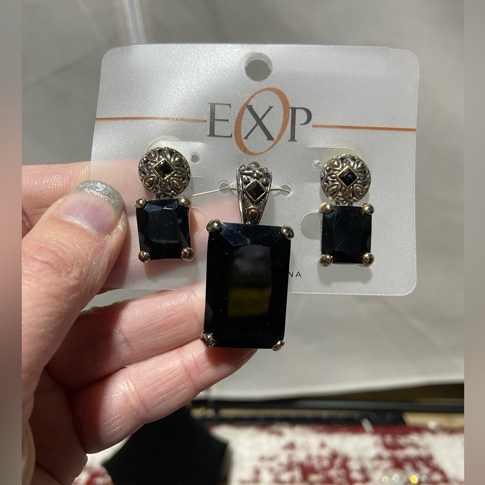 NWT EXP Black Cabochon Drop Earrings and Pendant Set